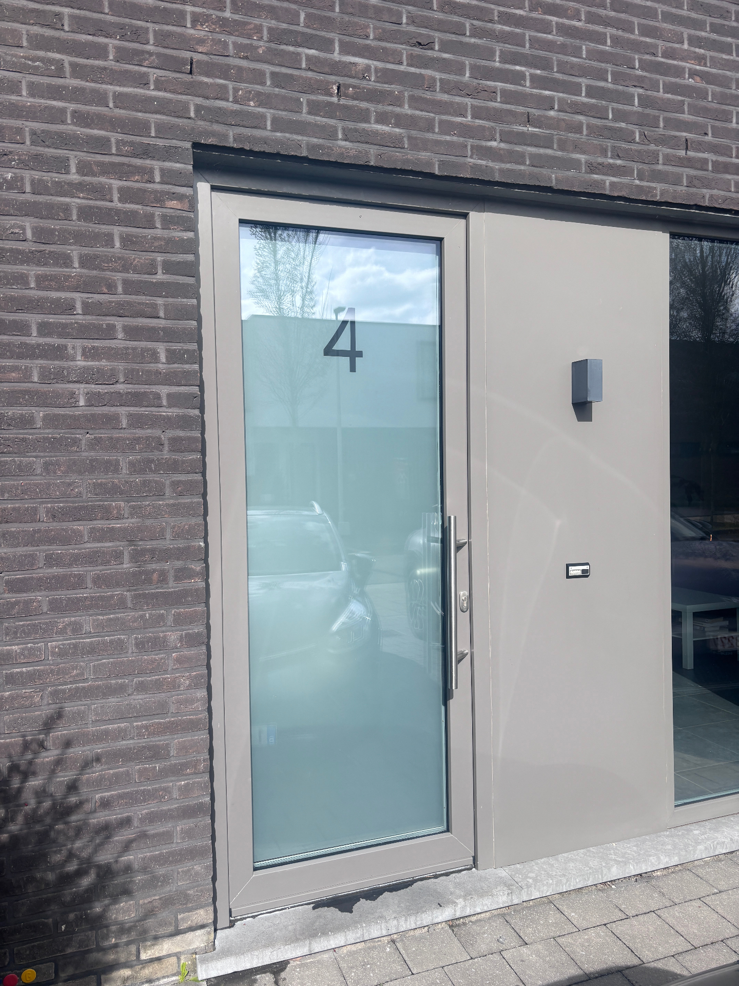 Voordeur met matte folie en huisnummer 4