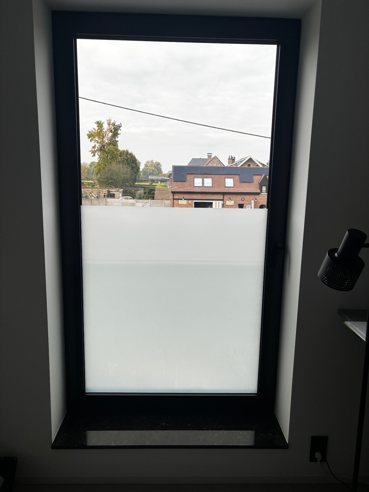 Raam met matglas-folie onderaan voor privacy