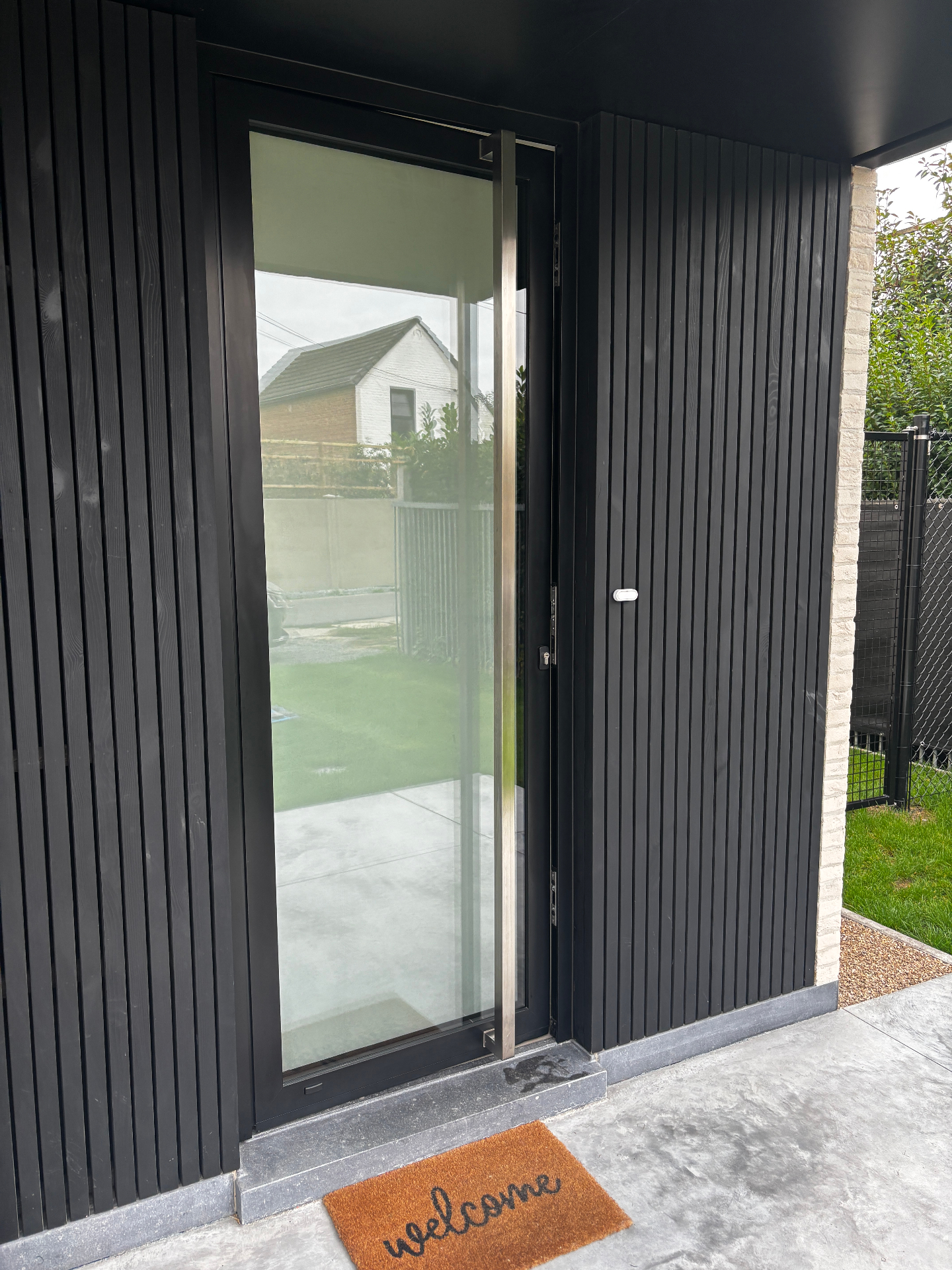 Voordeur met decoratieve frosted folie