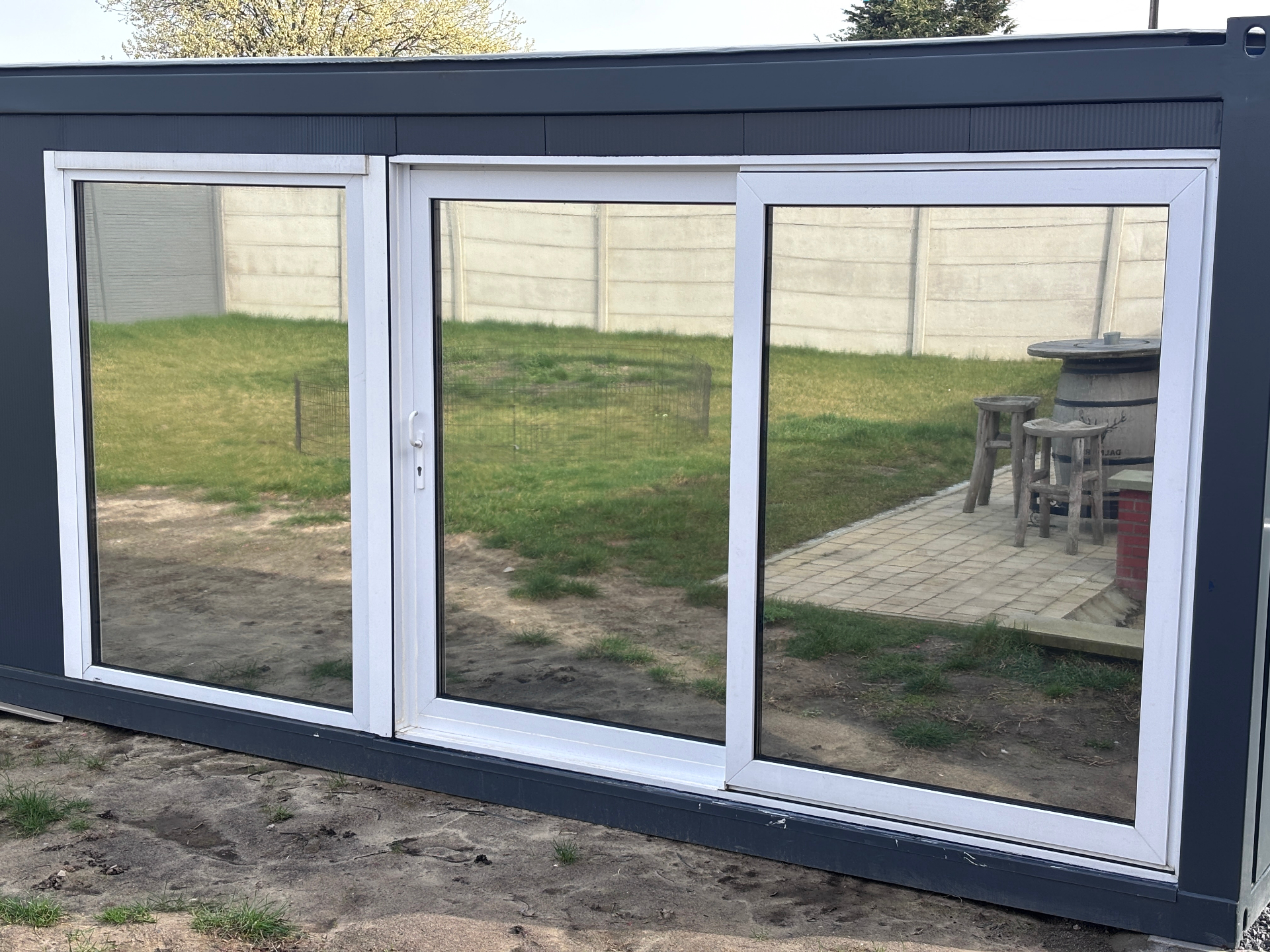 Inkijkwerende folie op groot schuifraam van tuinkantoor