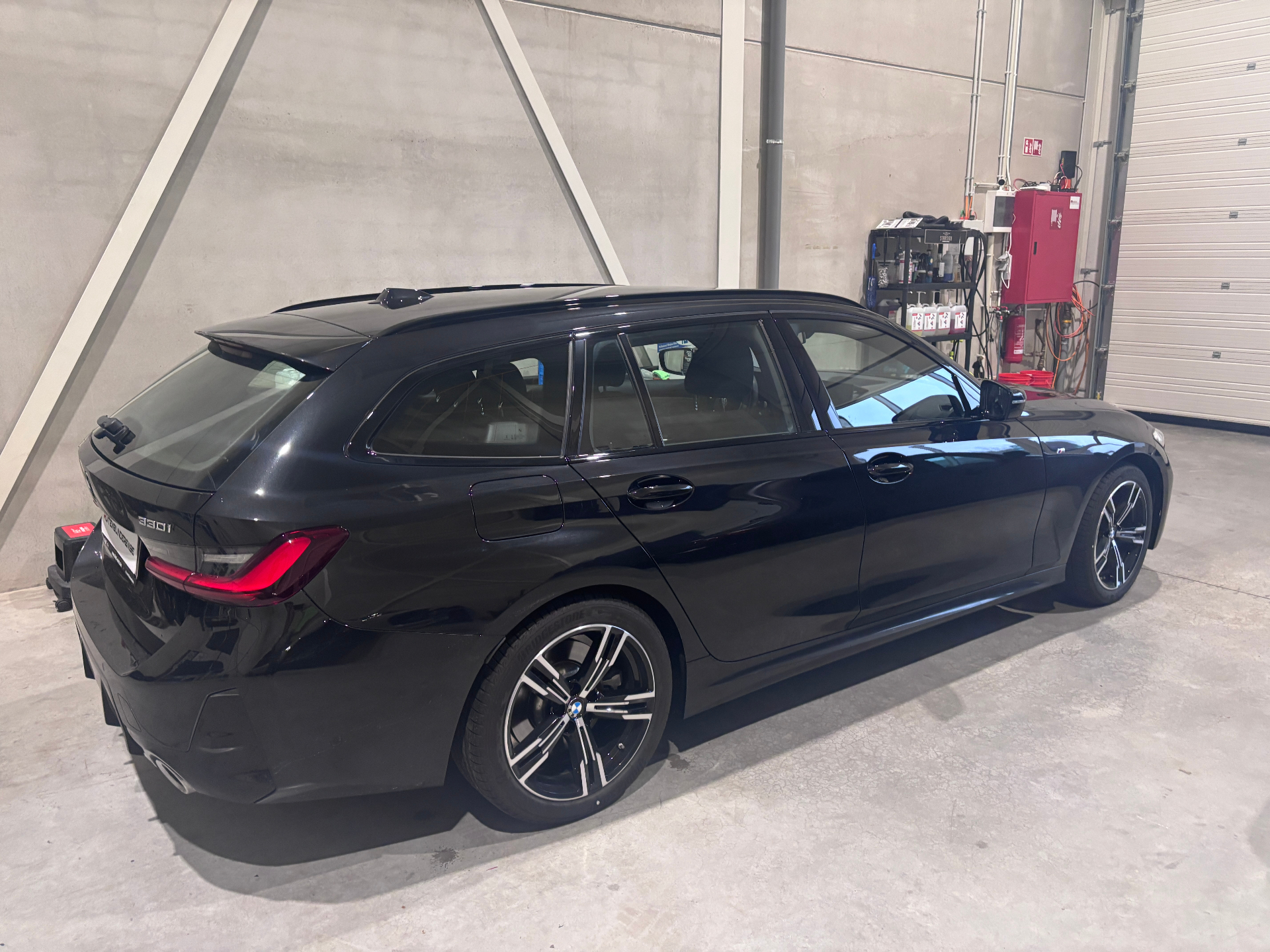Zwarte BMW 330i Touring met premium tint