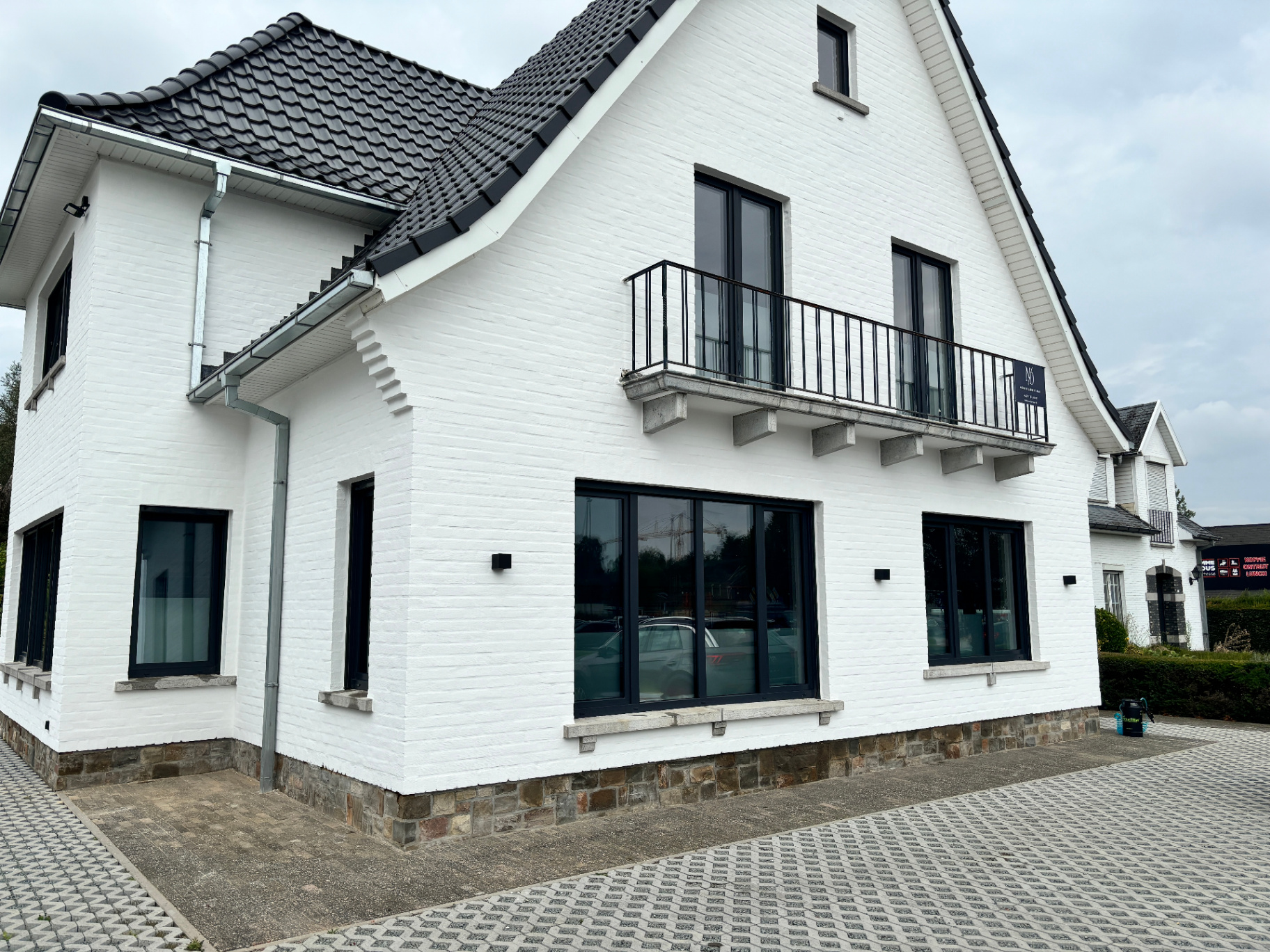Witte woning met hittewerende folie op de ramen